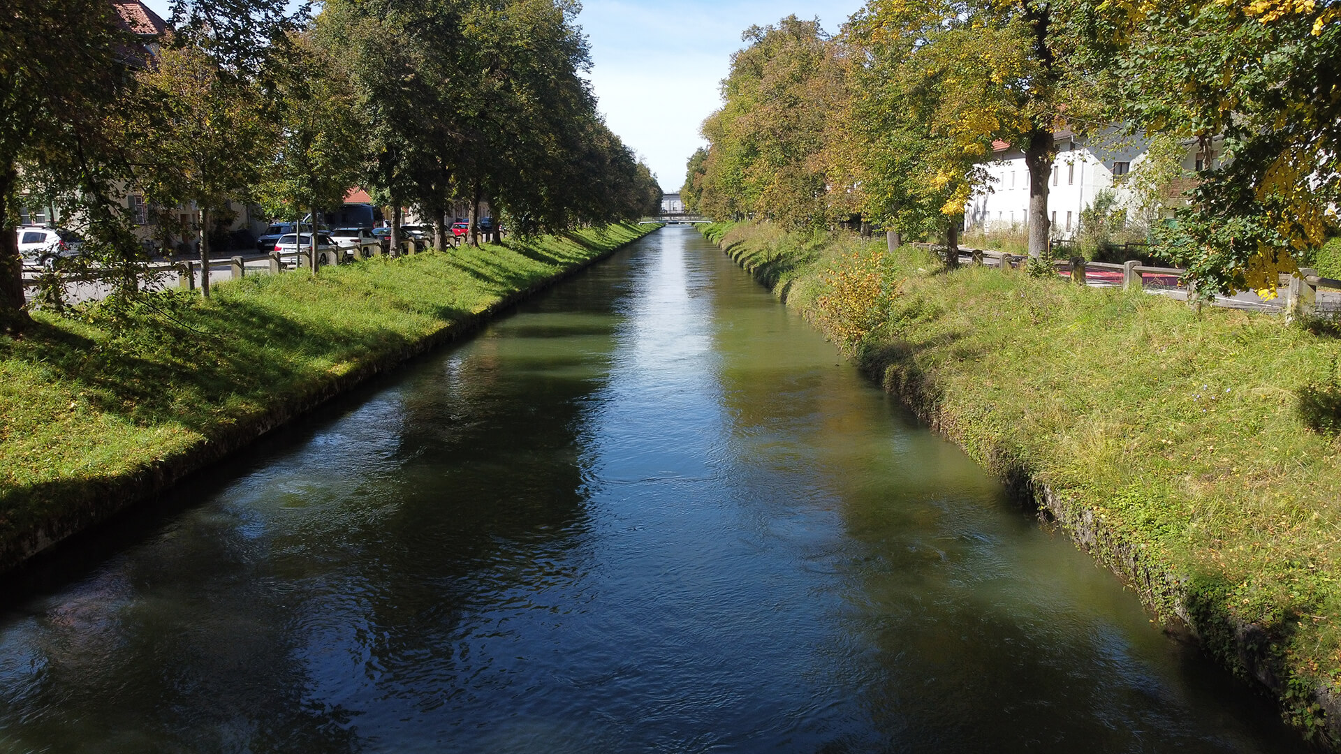 Mangfallkanal in Kolbermoor mit alten Lindenbäumen